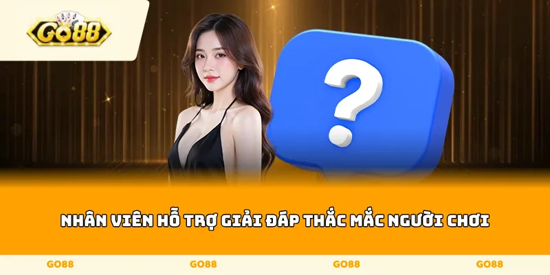 Nhân viên hỗ trợ giải đáp thắc mắc người chơi
